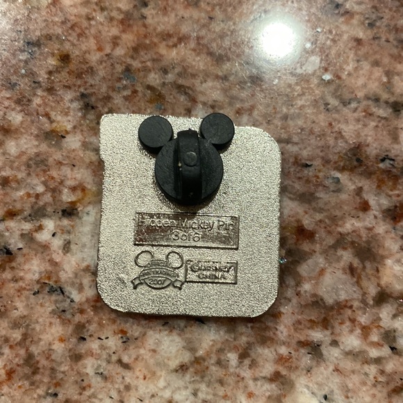 Disney trading pin - Picture 2 of 2